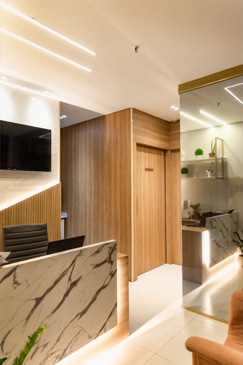 Detalhe da recepção com mármore e dourado